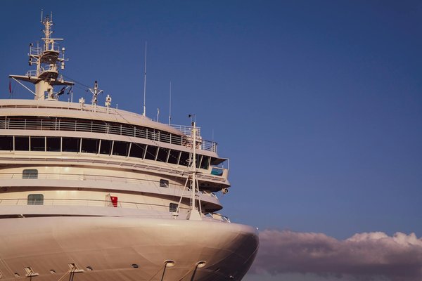 Quelles sont les meilleures techniques pour camper en bord de mer avec des vents modérés?